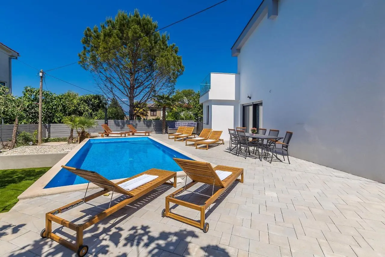 Villa Nina Vantacici 0*,  Croatia