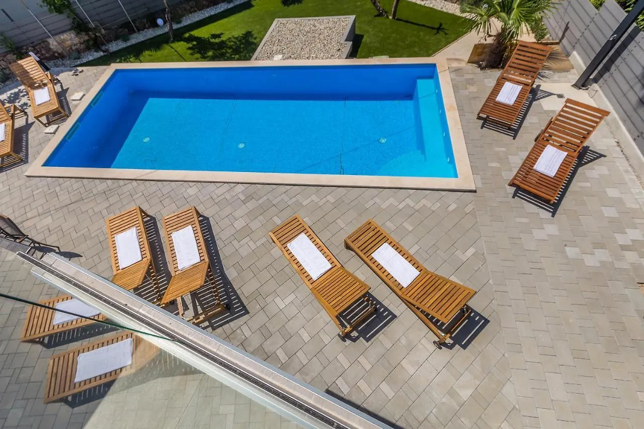 Villa Nina Vantacici 0*,