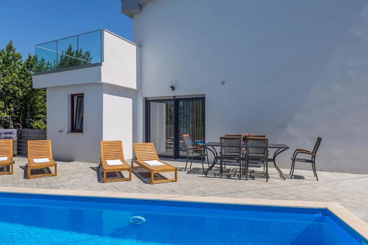 Villa Nina Vantacici 0*,