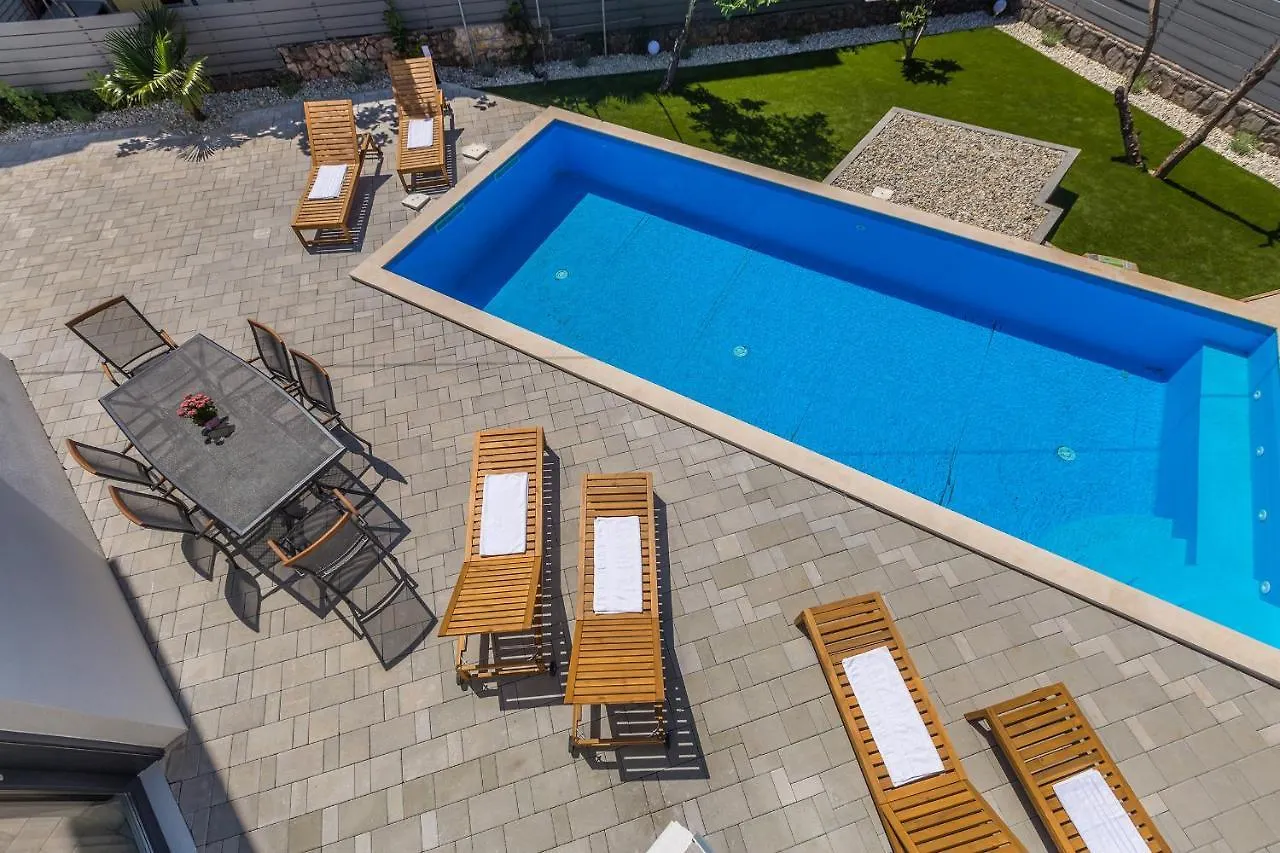 Villa Nina Vantacici 0*,